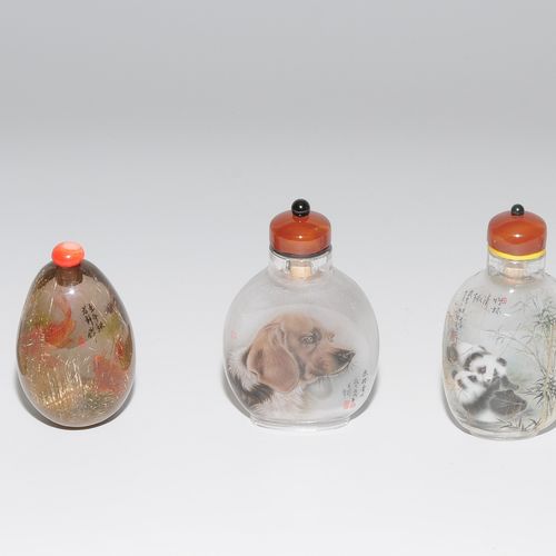 Lot: 7 zeitgenössische Snuff Bottles mit Innenmalerei 中国。岩晶、玻璃和金红石石英。多彩绘有山水和动物。高&hellip;
