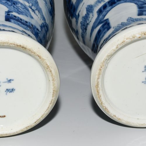 1 Paar Deckelvasen Chine, 20e s. Porcelaine. Décor de paysage bleu sous glaçure &hellip;