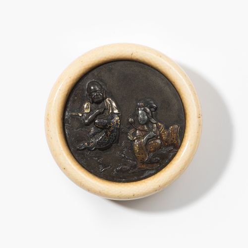 Kagamibuta-Netsuke 日本，19世纪，象牙碗，带有铜、金和银的细节的shibuichi板。观音菩萨和达鲁玛的描绘。D 4,7厘米。