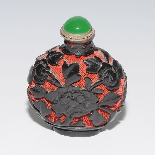 Snuff Bottle 中国。深雕漆器，黑色和红色。牡丹装饰。高7厘米。