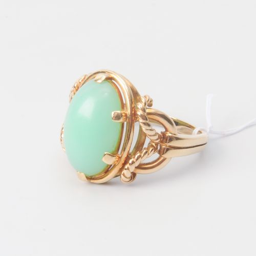 Chrysopras-Ring 1950s. 750 yellow gold. Oval chrysoprase cabochon ca. 3 ct. Size&hellip;