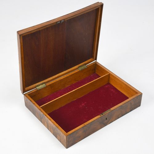 Pistolenkassette Rectangular box, 19th century, walnut veneer. Hinged lid, somew&hellip;