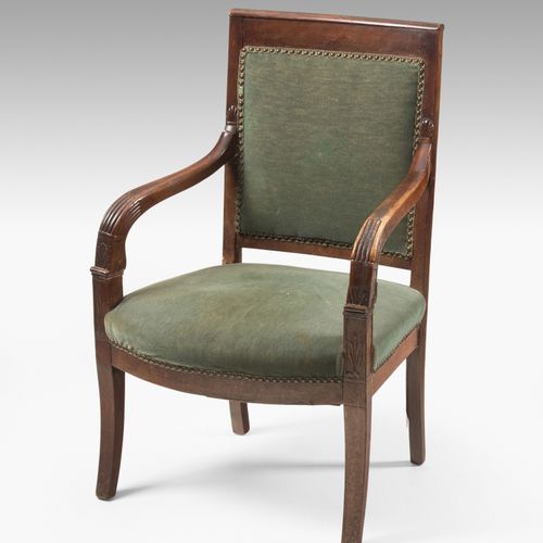 FAUTEUIL 约1820年摄政时期，桃花心木，英格兰。梯形框架，剑形腿，弧形扶手和背板。软垫的。椅面：绿色。 磨损的迹象。58x55x90厘米。