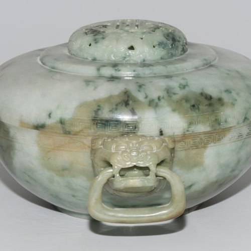 Grosse Deckeldose Chine, XXe siècle. Jade de couleur céladon avec des taches ver&hellip;
