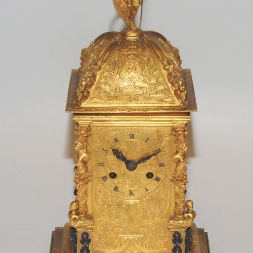 Türmchenuhr 1880年左右。历史主义，文艺复兴风格。盒子由镀金的黄铜制成，有丰富的浮雕装饰。角落里有塑料加丽塔的装饰，上面有一个手持长矛和盾牌的战士&hellip;