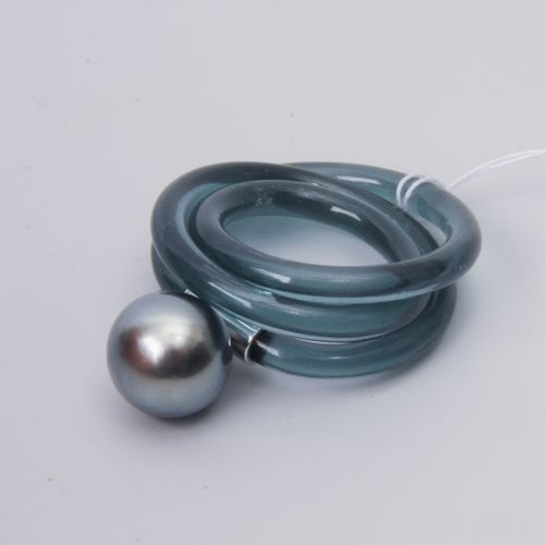 Designer Kulturperlen-Kunststoff-Ring Monika Seitter，杜塞尔多夫。750白金。蓝绿色塑料，圆形大溪地珍珠，直&hellip;