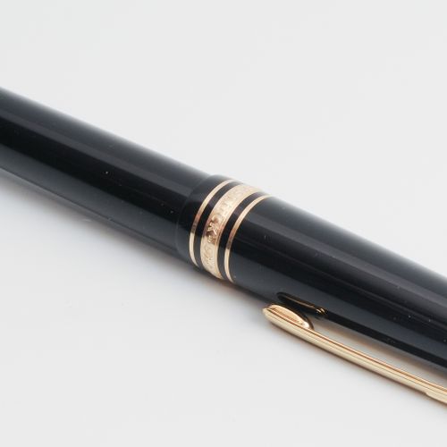 Montblanc, Patronenfüllfederhalter "Meisterstück" 桶和盖由黑色珍贵树脂制成。帽子上嵌有万宝龙的徽章。笔由585&hellip;