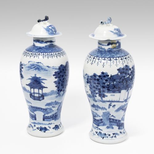 1 Paar Deckelvasen Chine, 20e s. Porcelaine. Décor de paysage bleu sous glaçure &hellip;