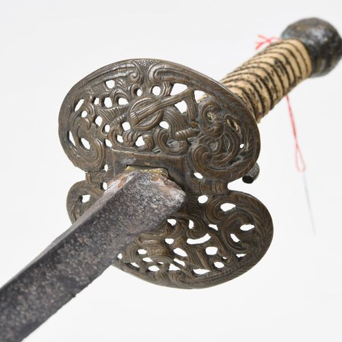 Dolch Modified sword, 

Northern France, late 17th century. Iron hilt, spherical&hellip;
