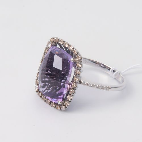 AMETHYST-BRILLANT-RING 585 Weissgold. Amethyst im Kissenschliff ca. 9 ct, 38 kl.&hellip;