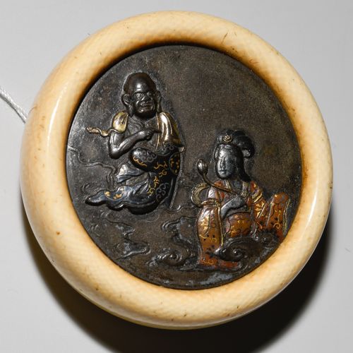 Kagamibuta-Netsuke 日本，19世纪，象牙碗，带有铜、金和银的细节的shibuichi板。观音菩萨和达鲁玛的描绘。D 4,7厘米。