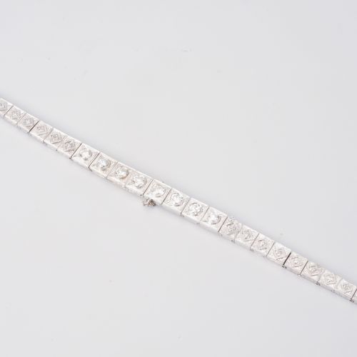 DIAMANT-BRACELET 375-585白金。8颗明亮式切割钻石约1.80克拉，20颗小八角形钻石约0.10克拉。长17厘米，重16.3克。