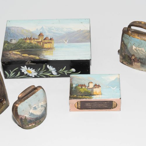 Lot: Dosen und Glöckchen 瑞士，大约在1900年及以后。锡盒和火柴盒支架以及4个小钟。所有的多色画都有瑞士典型旅游地和地区的景色。共6件&hellip;