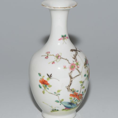 Kleine Vase 中国，19世纪，瓷器。花卉装饰，有鸟、蚱蜢和其他昆虫的粉彩图案。高18厘米。