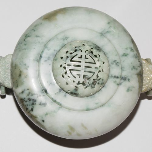 Grosse Deckeldose China, 20th century. Celadon coloured jade with spinach green &hellip;