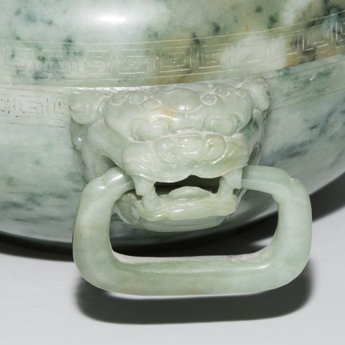 Grosse Deckeldose China, siglo XX. Jade de color celadón con manchas verde espin&hellip;