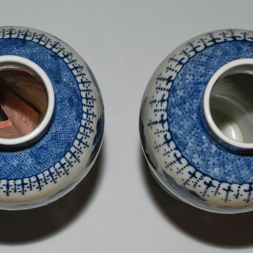 1 Paar Deckelvasen Cina, 20° secolo, porcellana. Decorazione di paesaggio blu so&hellip;