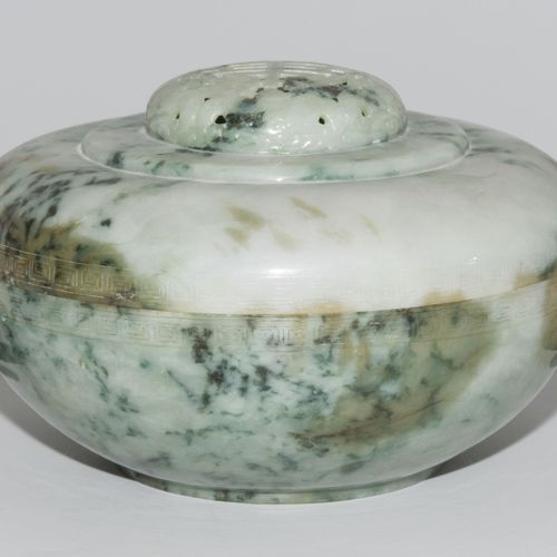 Grosse Deckeldose Chine, XXe siècle. Jade de couleur céladon avec des taches ver&hellip;