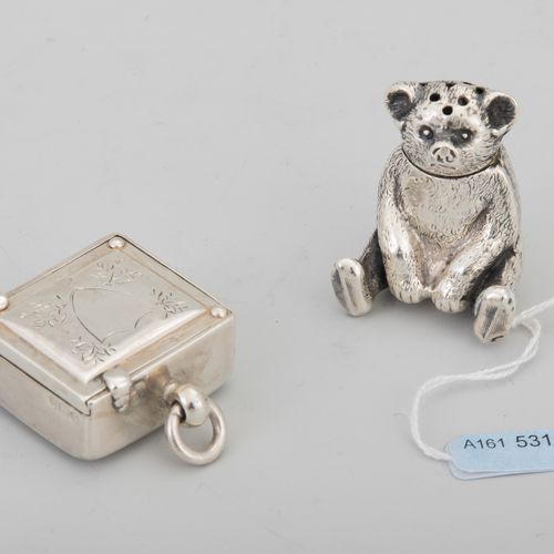 Lot: Münzdöschen und Bärchen 伯明翰，1903 / 1908。银。长方形机身，带滑盖，内有硬币架。坐着的熊作为一个振动器。长3，高3&hellip;