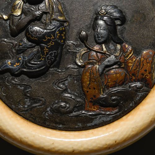 Kagamibuta-Netsuke Japan, 19th c. Ivory bowl with shibuichi plate with details i&hellip;