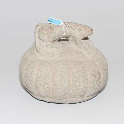 Gewicht 中国，明朝。花岗石。用鼠标旋钮压制的球面形状。腌制蔬菜的重量，或者也用来防止老鼠靠近谷物。宽18厘米。