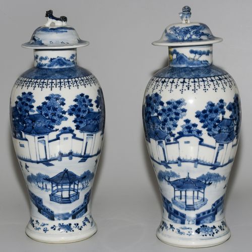 1 Paar Deckelvasen Chine, 20e s. Porcelaine. Décor de paysage bleu sous glaçure &hellip;