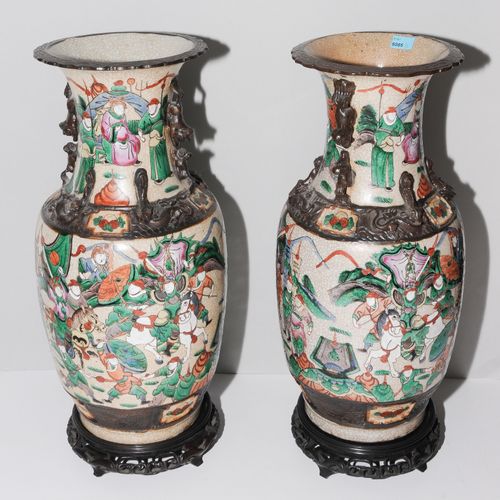 1 Paar Bodenvasen Chine, 20e s. Marqué par la marque Kangxi. Porcelaine avec gla&hellip;