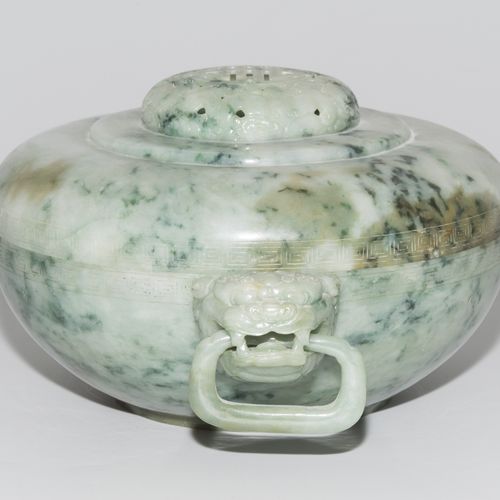 Grosse Deckeldose China, siglo XX. Jade de color celadón con manchas verde espin&hellip;