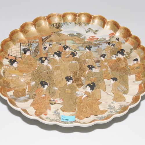 Platte 日本，明治时期。萨摩陶器。签名为大日本萨摩大日山行馆hitsu。菊花形式。花园里的美女和儿童。D 31,5厘米。- 修复了。