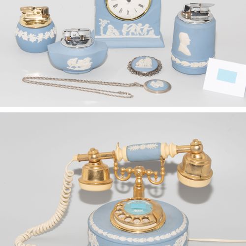 Wedgwood 20世纪初，蓝色碧玉，白色浮雕覆盖。(1)烟机套装，台钟，胸针和项链。高（时钟）12,5厘米。(2)桌上的电话拨号。功能未测试。D 18厘米。
