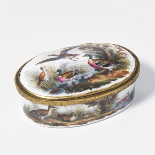 Tabatière Allemand, 19e s. Porcelaine. Non marqué. Forme ovale. Décor de paysage&hellip;