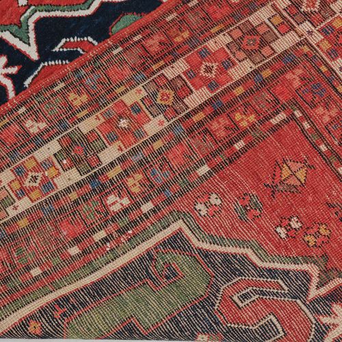 Wolkenband-Kazak 南高加索，卡拉巴赫地区，约1900年。 红色领域包含两个蓝色和绿松石色的宏伟奖章，每个奖章上都有一个长方形的卐字图案，交替出现&hellip;