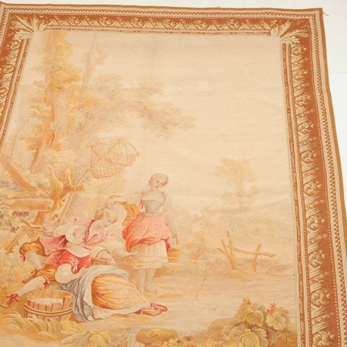 TAPISSERIE 法国，奥布松，约1850年。 精美的丝绸作品。粉笔画的公园场景。在一个可爱的公园景观中，一对恋人正坐在岸边钓鱼。在左边，一个年轻女孩站在那&hellip;