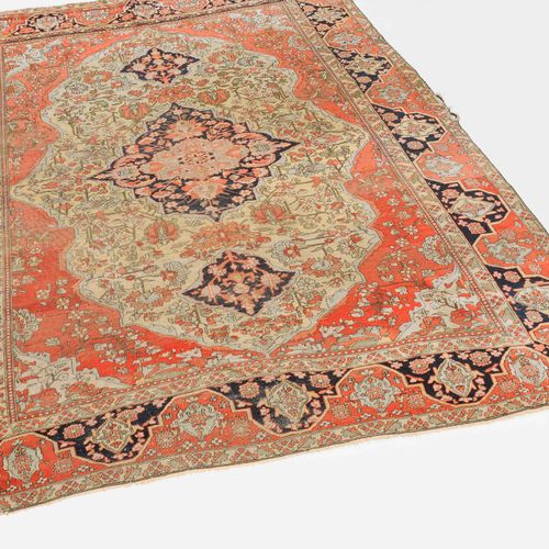 Kashan-Mohtasham Z-Persia，约1900年，所谓的 "Mohtasham"。精心编织的地毯。象牙色领域包含一个午夜蓝色的花卉钻石徽章，有2&hellip;