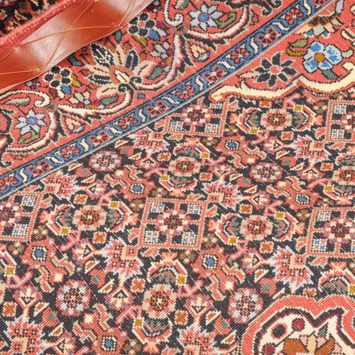 BIDJAR 波斯西部，约1990年，超细的编织地毯。午夜蓝色的场地上装饰着2个发光的星形奖章，周围有丝状的Herati设计。4个浅蓝色的角边框在宽大的、有装饰&hellip;