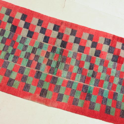 Khaden 西藏，约1930年。3幅地毯。整个红色领域被绿色和蓝色的棋盘式设计所覆盖，具有装饰性。自然磨蚀。状况非常好。80x148厘米（英尺2.6x4.9）&hellip;