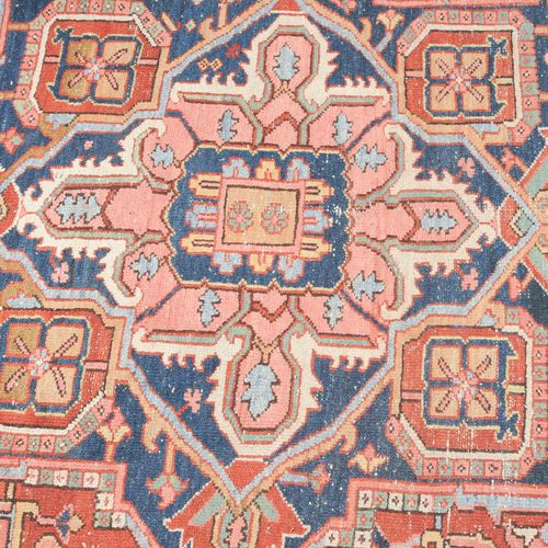 KARAJA 波斯西北部，约1900年。 砖红色的中央区域有一个辉煌的赫里兹徽章，两侧是4个装饰有赫里兹花和藤蔓的宽大的浅蓝色角楣。2个宽大的波浪形藤蔓辅助边框&hellip;