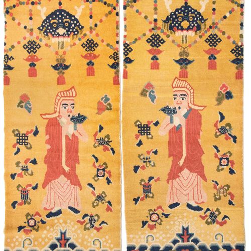 Paar Ning-Hsia Z-Mongolia, c. 1940. Temple rugs. A Tibetan monk figures on a yel&hellip;