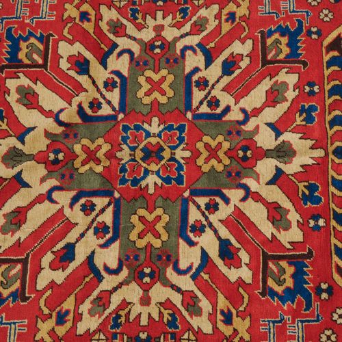 KARABAGH 可能是亚美尼亚，约1970年，所谓的 "老鹰卡扎克 "图案。红色的中央区域由一只古典形式的雄鹰奖章支撑，两侧是横梁、各种变化的花朵和风格化的动&hellip;