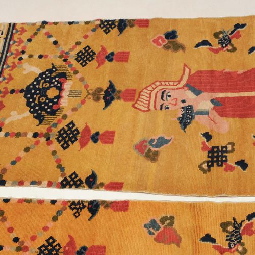 Paar Ning-Hsia Z-蒙古国，约1940年。 寺庙地毯。一个藏族僧人的形象出现在黄土地上，周围有8个佛教标志：无量结、鱼、花瓶、莲花、天幕、伞、贝壳&hellip;