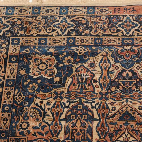 KIRMAN 波斯南部，约1910年，署名 "Ghazan 80"。2根花丝柱构成了米色的祈祷龛（mihrab），它被精细加工的边框分割成长方形的卡口，而卡口的&hellip;