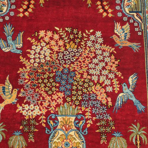 Hereke-Seide N-土耳其，约1980年。 纯丝绒和经线。额外的精细编织的地毯。一顶皇冠从红色祈祷龛（mihrab）的屋檐下落到红色的场地上，场地上装&hellip;