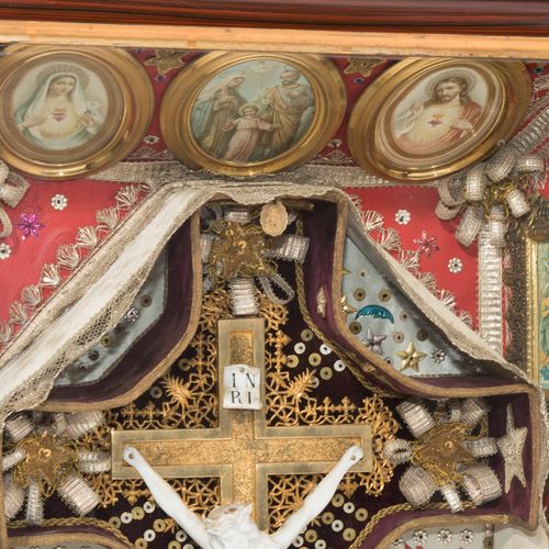 Hausaltar in Vitrine Alpenländisch, Ende 19.Jh. Holzgehäuse, innen mit rotem Sto&hellip;