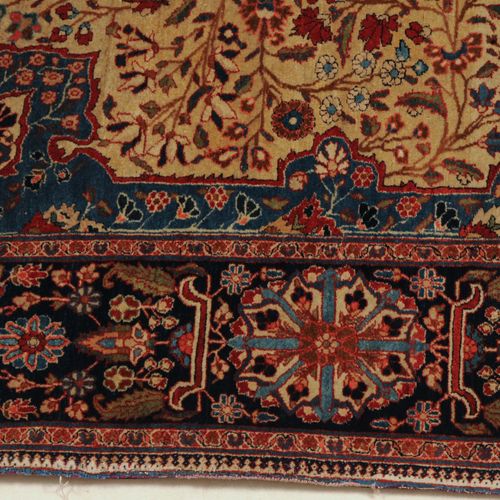 Kashan-Mohtasham 优雅且编织非常精细的地毯。米色的中心区域有一个充满鲜花的红色星形徽章，两侧是精细绘制的花卉构图、精致的卷须带和4个精心绘制的绿&hellip;