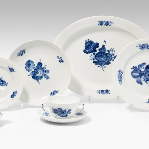Royal Copenhagen, Serviceteile 瓷器上有釉下青花画。装饰 "蓝花"。套装包括6个肉盘（23.5厘米），6个汤盘（21厘米），6个浅&hellip;