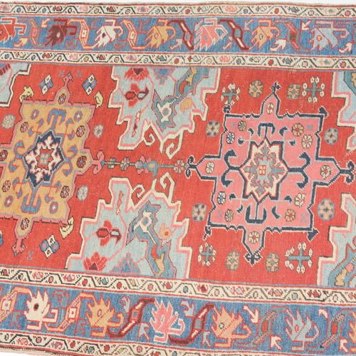 HERIZ NW-Persien, um 1900. Im terrakottafarbenen Mittelfeld figurieren 7 gereiht&hellip;
