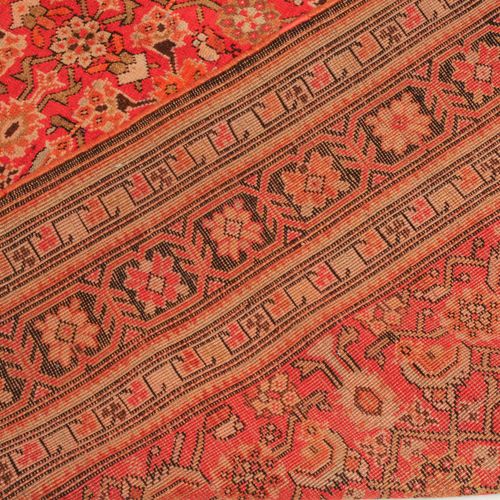 KARABAGH 高加索南部，约1910年。 整个明亮的橙红色中心区域都有赫拉提人的装饰性散点图案。2个白色的波浪形藤蔓边框包围着棕色的主边框，上面交替装饰着棕&hellip;