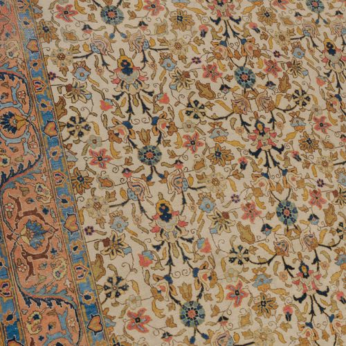 TÄBRIS 波斯西北部，约1910年，粉彩地毯。整个米色的内场都有丝状的棕榈花和藤蔓的装饰，无限的重复。2个花色的浅蓝色次要边框包围着优雅的粉红色主边框，还装&hellip;