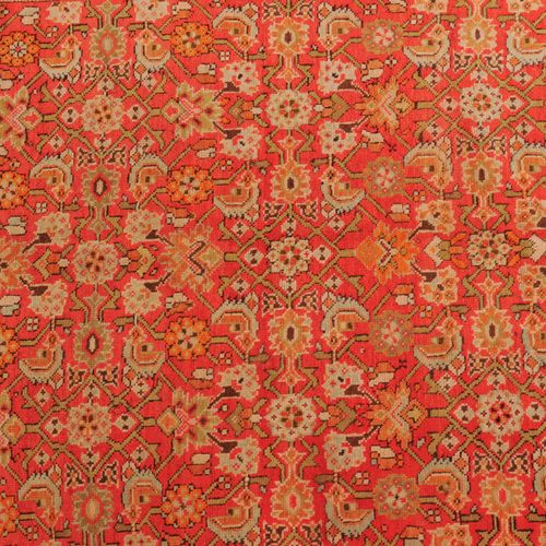 KARABAGH 高加索南部，约1910年。 整个明亮的橙红色中心区域都有赫拉提人的装饰性散点图案。2个白色的波浪形藤蔓边框包围着棕色的主边框，上面交替装饰着棕&hellip;