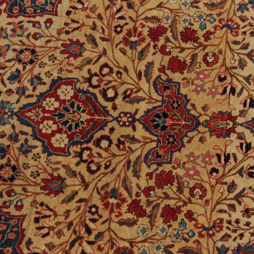 Kashan-Mohtasham 优雅且编织非常精细的地毯。米色的中心区域有一个充满鲜花的红色星形徽章，两侧是精细绘制的花卉构图、精致的卷须带和4个精心绘制的绿&hellip;